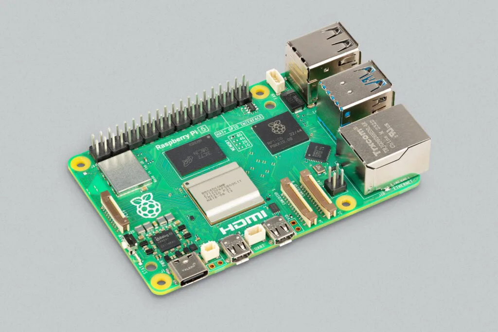 Raspberry Pi 5 题图